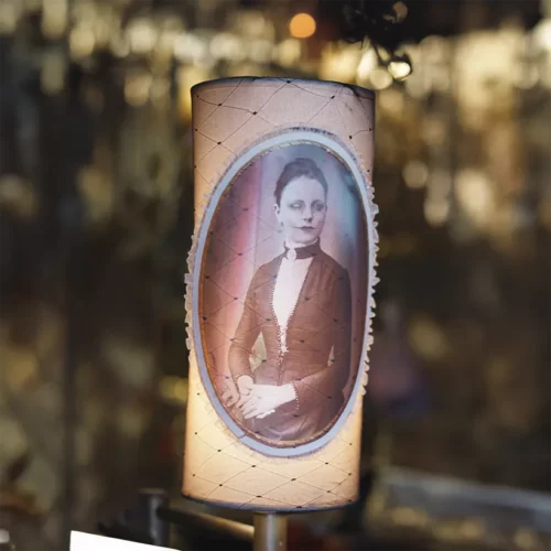 La Taverne De Platon Cabinet De Curiosites Aix En Provence 01 Abat Jour 1 2