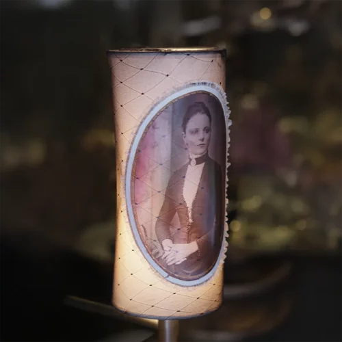 La Taverne De Platon Cabinet De Curiosites Aix En Provence 01 Abat Jour 1