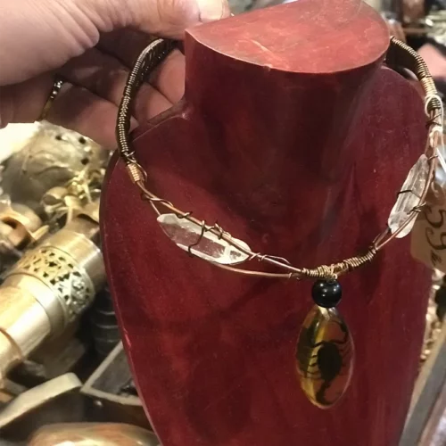La Taverne De Platon Cabinet De Curiosites Aix En Provence 05 Collier Scorpion