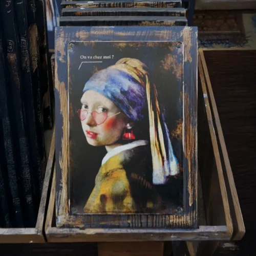 La Taverne De Platon Cabinet De Curiosites Aix En Provence 06 Fille A La Perle