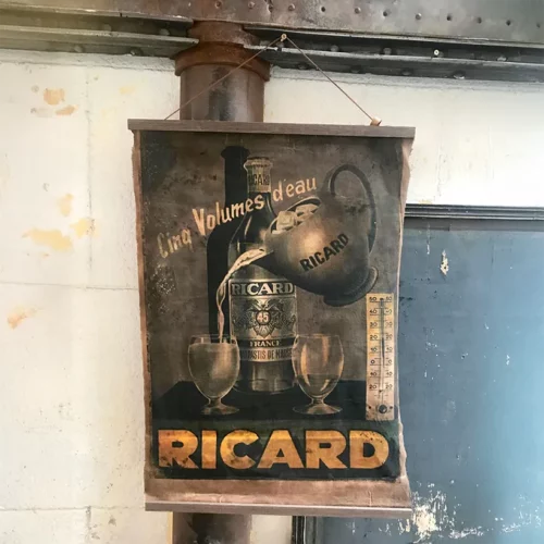 La Taverne De Platon Cabinet De Curiosites Aix En Provence 16 Ricard Suspension