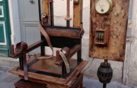 La Taverne De Platon Cabinet De Curiosites Aix En Provence Lampe Cinema 2