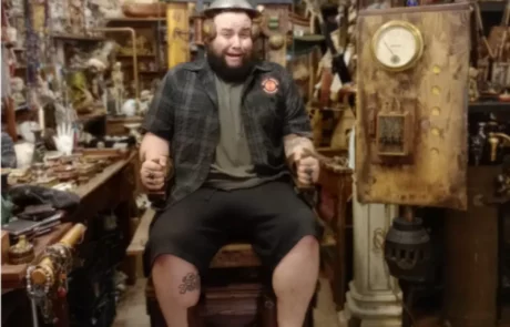 La Taverne De Platon Cabinet De Curiosites Aix En Provence Lampe Cinema